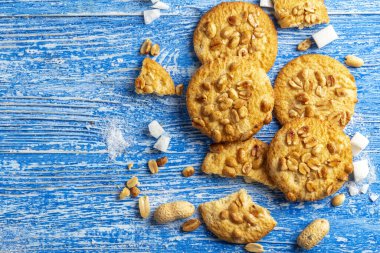 Mavi ahşap bir masada yer fıstıklı kurabiye. Yukarıdan görüntüle.