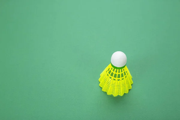 Badminton Shuttlecock Een Groene Achtergrond Bovenaanzicht Het Concept Van Actieve — Stockfoto