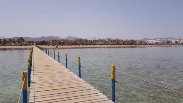 Vista dal molo di legno alla spiaggia vicino all'hotel . — Video Stock