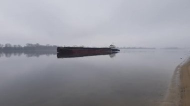 Su nakli. Mavna nehirde yüzüyor. Kargo gemisi