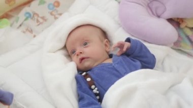 Beşikteki yeni doğmuş bebek uyandı..