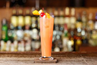 Narenciye kabuğu ve cherr ile alkollü kokteyl limon ve greyfurt suyu, uzun, kuitaille ile süslenmiş