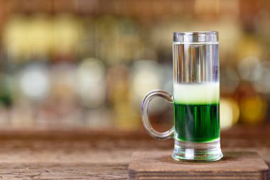 Gece kulübündeki barda alkollü kokteyl. Metin dekoru için boşluk