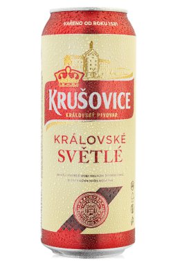 Ukrayna, Kyiv - 10 Mart 2020: Krusovice Svetle premium bira kutusu. Krusovice Kraliyet Bira Fabrikası 1581 yılında kuruldu. Beyazda izole edilmiş. Dosya kırpma yolu içeriyor.