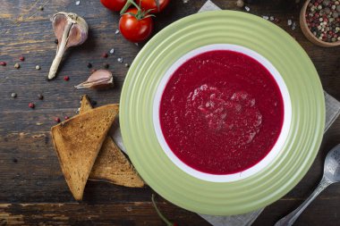 Geleneksel soğuk gazpacho çorbası. İspanyolca ve Akdeniz mutfağı yatay görünüm