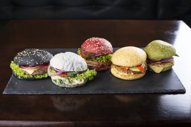 Çok renkli lezzetli hamburgerler. Abur cubur.