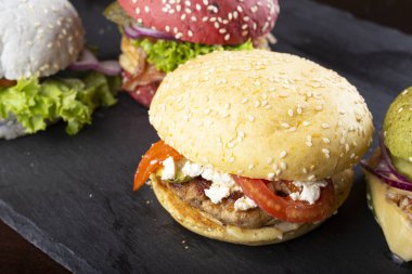 Çok renkli lezzetli hamburgerler. Abur cubur.