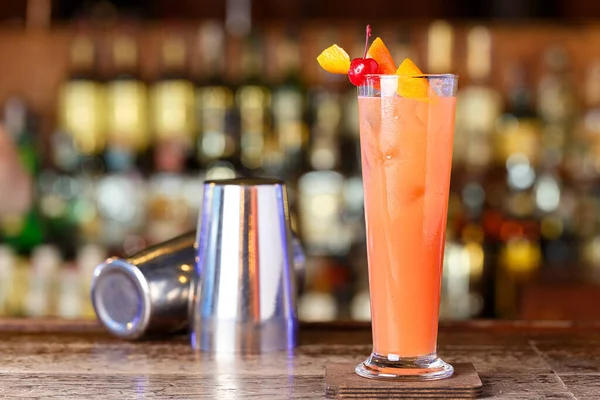 Barman Shaker Stand Cocktail Sur Comptoir Bar Bois Dans Une — Photo