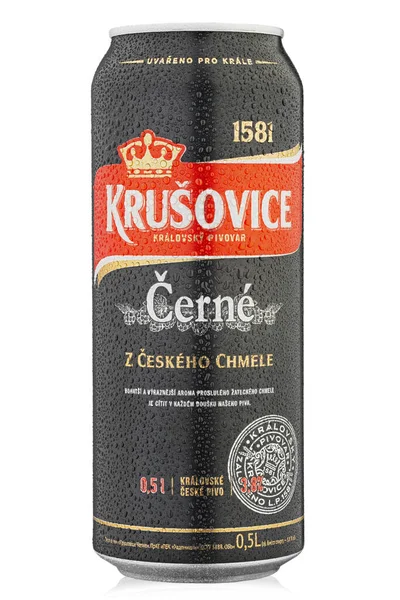 Ukrayna, Kyiv - 29 Şubat 2020: Krusovice Cerne premium bira kutusu. Krusovice Kraliyet Bira Fabrikası 1581 yılında kuruldu. Beyazda izole edilmiş. Dosya kırpma yolu içeriyor.