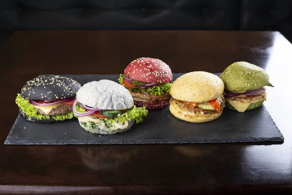 Çok renkli lezzetli hamburgerler. Abur cubur.