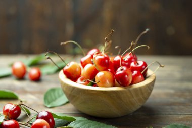 Tahta tabakta kiraz tatlısı. Taze meyve..