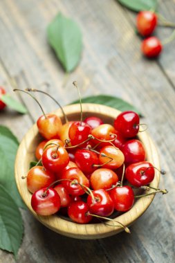 Tahta tabakta kiraz tatlısı. Taze meyve..