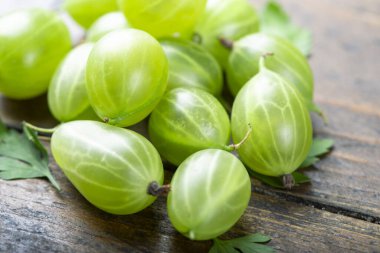 Ahşap arka planda tatlı taze Bektaşi üzümü. Üst görünüm.