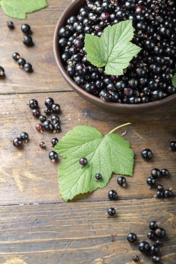 Çamur kasesi manzaralı siyah frenk üzümü. Ev bahçesinden taze meyveler..