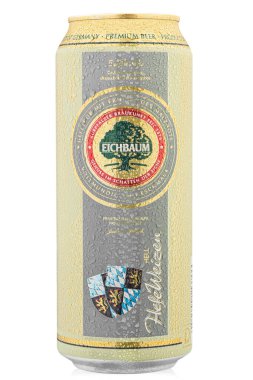 Ukrayna, Kiev - 10 Mart. 2020: Beyaz arka planda Eichbaum Premium Hefeweizen Hell birası. Su damlaları. Dosya kırpma yolu içeriyor.