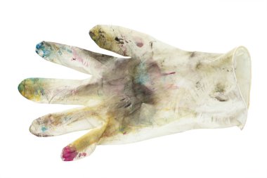 Beyaz arka planda boya lekeleri olan beyaz lastik eldivenler. Yaratıcılık, yaratıcılık kavramı. Dosya kırpma yolu içeriyor.