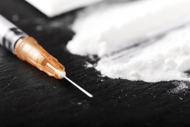 Siyah masaya beyaz ilaç tozu serpiştirilmiş. Sıradaki şırınga. Tehlikeli yasadışı iş. tex için yer