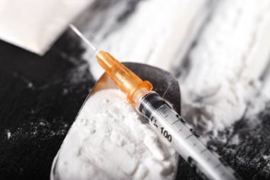 Siyah masaya beyaz ilaç tozu serpiştirilmiş. Sıradaki şırınga. Tehlikeli yasadışı iş. tex için yer