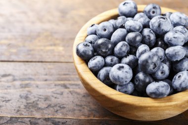 Yaban mersini tabakta yakın plan. Böğürtlenlerin dokusu açıkça görülüyor. tex için yer