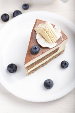 Masada kremalı kek var. Böğürtlenli kekin yanında.