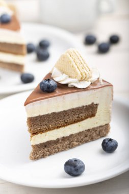 Masada kremalı kek var. Böğürtlenli kekin yanında.