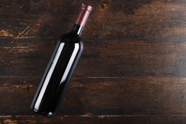 Kahverengi ahşap arka planda kapalı bir şarap şişesi. mesaj için yer. Lab olmadan şişe