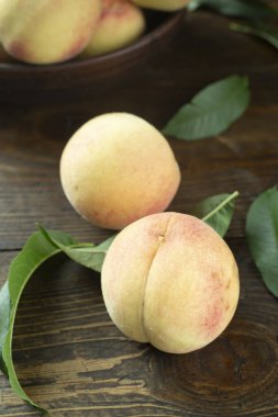 Sepette taze pembe şeftaliler, üst manzara. Yaz meyve hasatları