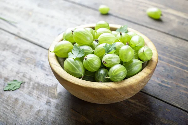 Sweet Fresh Gooseberry Bowl Wood Background Вид Сверху — стоковое фото