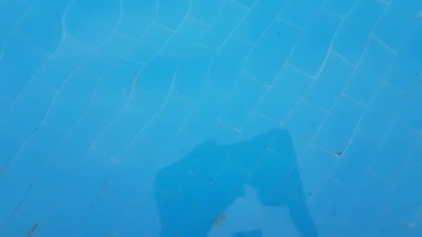 Blaues Wasser mit Sonnenstrahlen. — Stockvideo