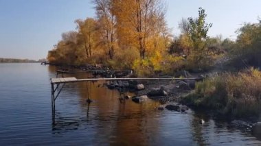 Nehirde balıkçı iskelesi.