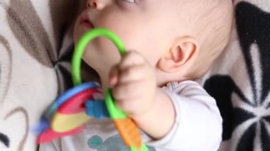 Plastik kemirgenli bebek sandalyede oturuyor..