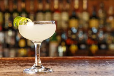 Barda ya da restoranda bulanık bir arka planda kokteyl kokteyli. Yaz günü taze bir içki..