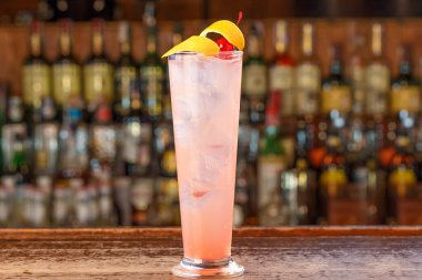 Limon tadı ve kirazla süslenmiş bir kokteyl. Yüksek bardakta iç, bol buzlu, nar şurubu, votka, narenciye. Metin için boşluk. 