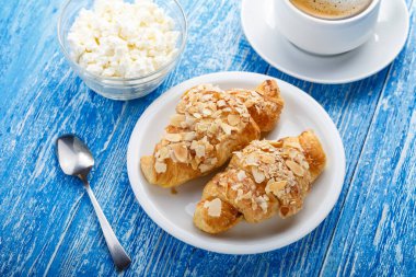 Geleneksel Fransız kahvaltısı. Peynirli ve kahveli kruvasan.