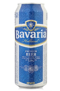 Ukrayna, Kyiv - 10 Mart 2020: Bavyera Hollanda 'nın beyaz üzerine izole edilmiş soğuk alüminyum bira kutusu. Su damlaları. Dosya kırpma yolu içeriyor.