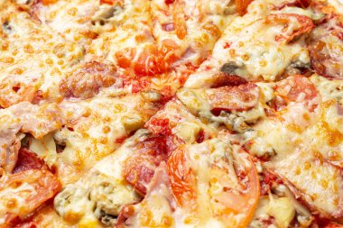 Peynirli pizza, mantar, domates ve doğranmış et. İtalyan Mutfağı.