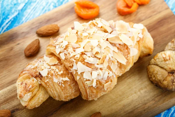 Croissant Proaspăt Fructe Uscate Masă Breakfas Tradiționale Carbohidrați — Fotografie, imagine de stoc