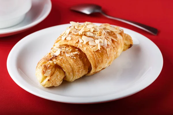 Croissant Într Farfurie Masă Fundal Roșu Strălucitor Breakfas Tradiționale Franceze — Fotografie, imagine de stoc