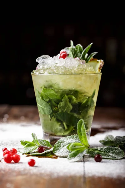 Cocktail Mojito Rafraîchissant Dans Verre Sur Comptoir Bar Beaucoup Glace — Photo