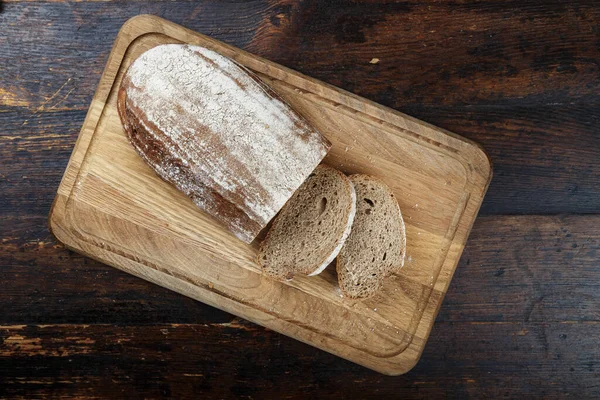 Świeży Chleb Żytni Pokrojony Brązowym Drewnianym Tle Proste Rustykalne Tło — Zdjęcie stockowe