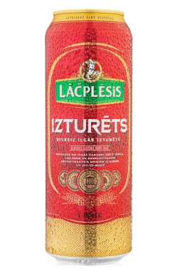 Ukrayna, Kyiv - 16 Mart 2020: Beyaz üzerine izole edilmiş Royal Unibrew 'in ürettiği Letonya Lacplesis Izturets birası. Su damlaları. Dosya kırpma yolu içeriyor.