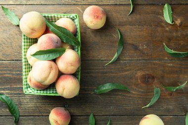 Tahta arka planda olgun şeftaliler. Üst Görünüm.