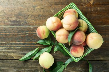 Tahta arka planda olgun şeftaliler. Üst Görünüm.