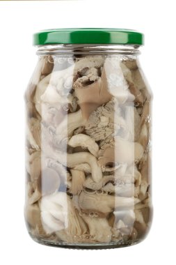 Cam kavanozdaki leziz marine edilmiş mantarlar beyaza izole edilmiş. Dosya kırpma yolu içeriyor.