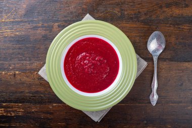 İştah açıcı yaz domates çorbası püre gazpacho ve ahşap arka planda domatesler..