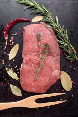 Baharatlı çiğ biftek ve yemek malzemeleri. Yukarıdan görüntüle