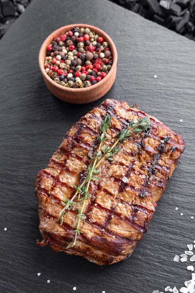 Carne Res Con Especias Una Pizarra Negra —  Fotos de Stock