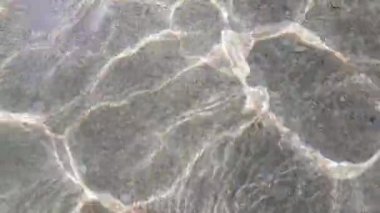 Deniz suyunda güneşin parlaklığı