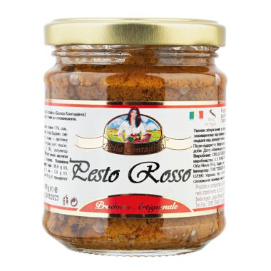 Ukrayna, Kyiv - Mayıs 05. 2020: bakkal. Beyaz arka planda izole edilmiş güneşte kurutulmuş domates pesto sosu Bella Contadina. Dosya kırpma yolu içeriyor.