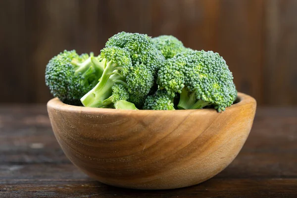 Brokoli Segar Kubis Dalam Piring Kayu Pada Latar Belakang Kayu — Stok Foto